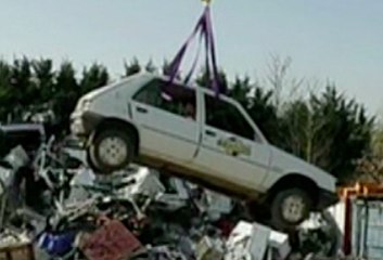 Une voiture suspendue avec des annuaires - ZAPPING AUTO DU 05/05/2014