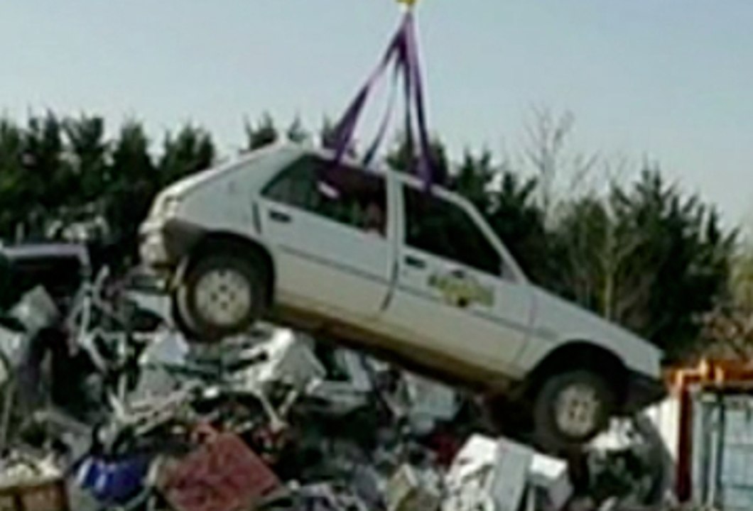 Une voiture suspendue avec des annuaires - ZAPPING AUTO DU 05/05/2014