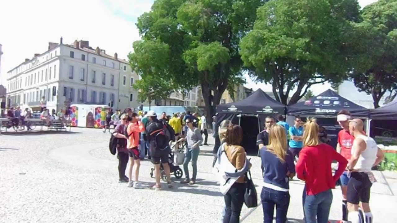 10 KM DE NIMES 2014 - Après l'arrivée près des arènes
