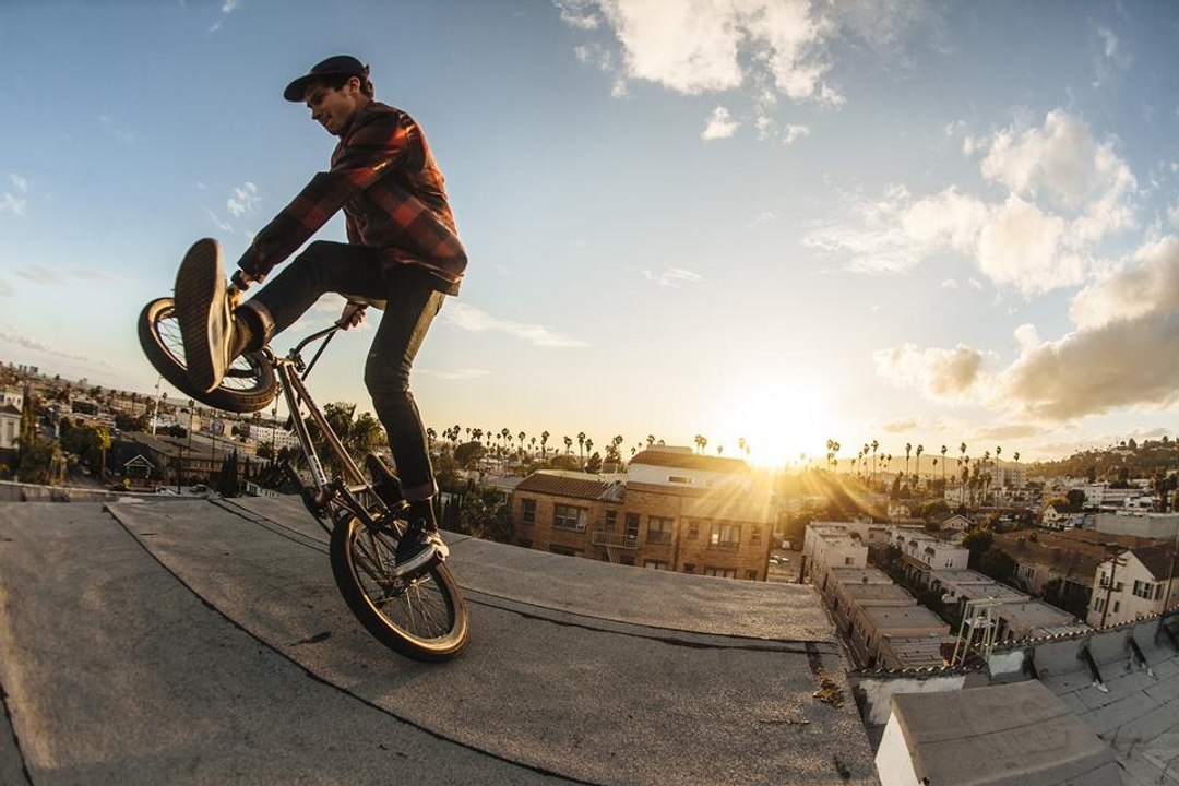 Couchriding - Matthias Dandois en flat sur un rooftop