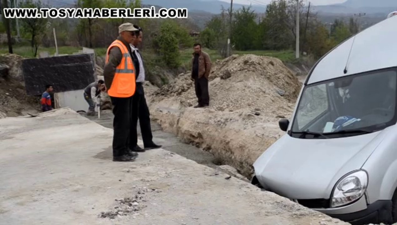 Tosya D-100'de Araç Menfeze Düştü