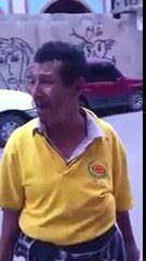 Homme qui imite un bébé a la perfection !