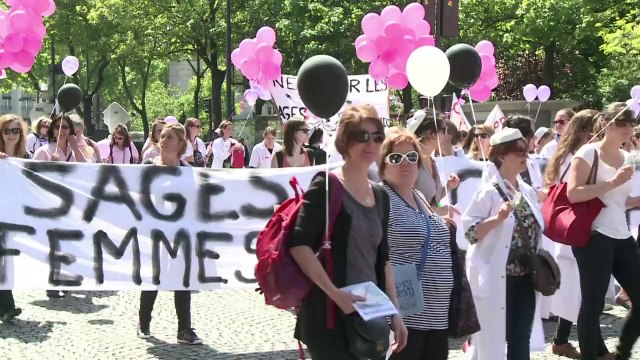 Les sages-femmes manifestent à Paris