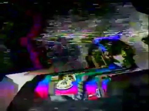 Un pilote de F16 s'ejecte juste avant le crash!