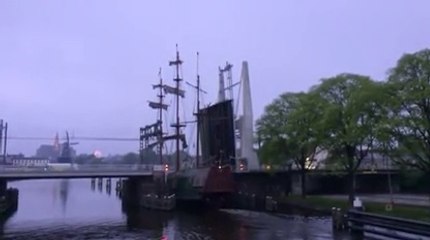 Gros fail avec Un galion historique qui coupe des câbles électriques!