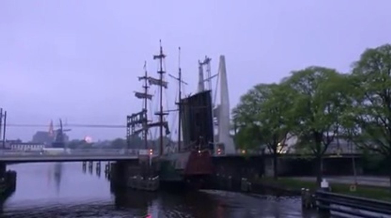 Gros fail avec Un galion historique qui coupe des câbles électriques!