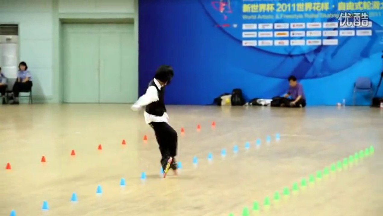 Rollerblading Slalom on Beat It! Amazing...