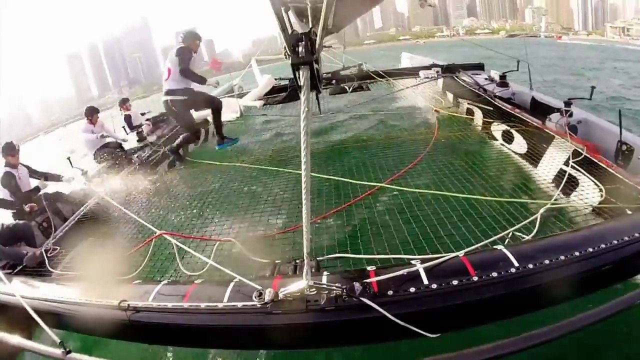 Grosse collision entre 2 voiliers pendant la course Extreme Sailing Series 2014