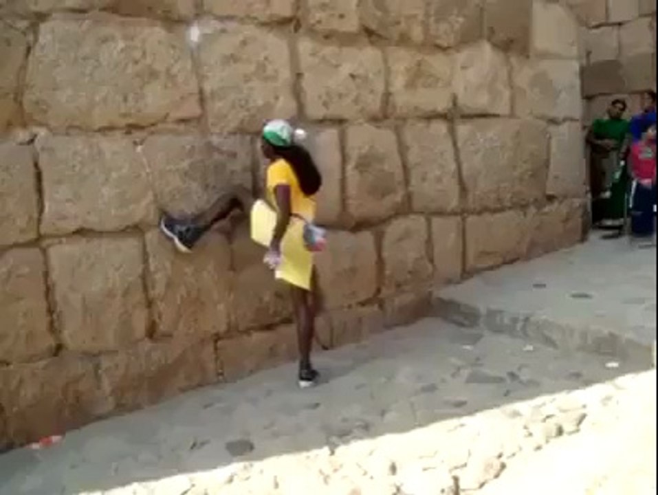 Düz duvara tırmanan adam