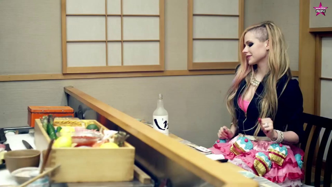 Avril Lavigne interdit à ses fans de la toucher ! (Vidéo)