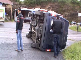 YOLDAN ÇIKAN MİNÜBÜS DEVRİLDİ