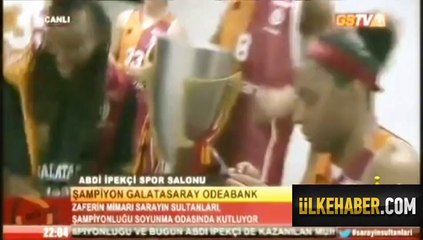 Kızların soyunma odasında erkek muhabir