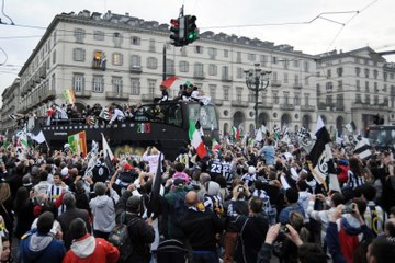 Un napoletano passa mentre i tifosi veneziani festeggiano lo