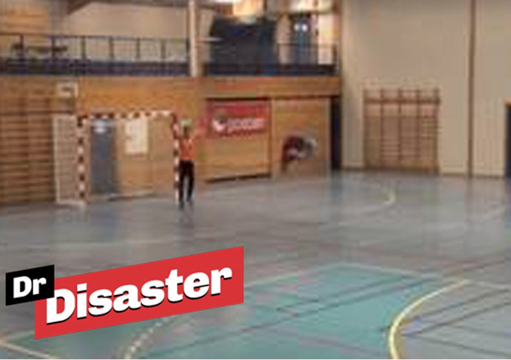 But de barjot d'un jeune handballeur / Dr Disaster