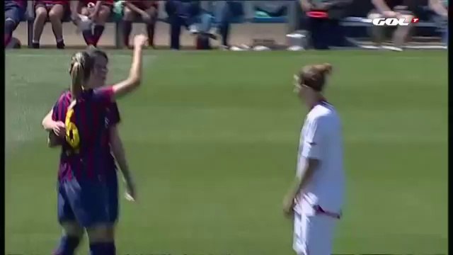 Γκολάρα πίσω από το κέντρο του γηπέδου