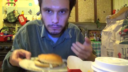 Ем жратву из МакДоналдса дома на кухне