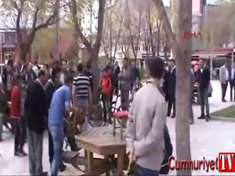 Deniz Gezmiş ve Arkadaşlarını idamını sahnelendirerek andılar