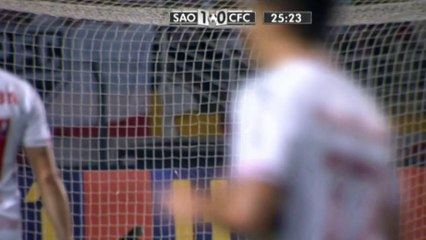 Alvaro Pereira colpisce fotografo