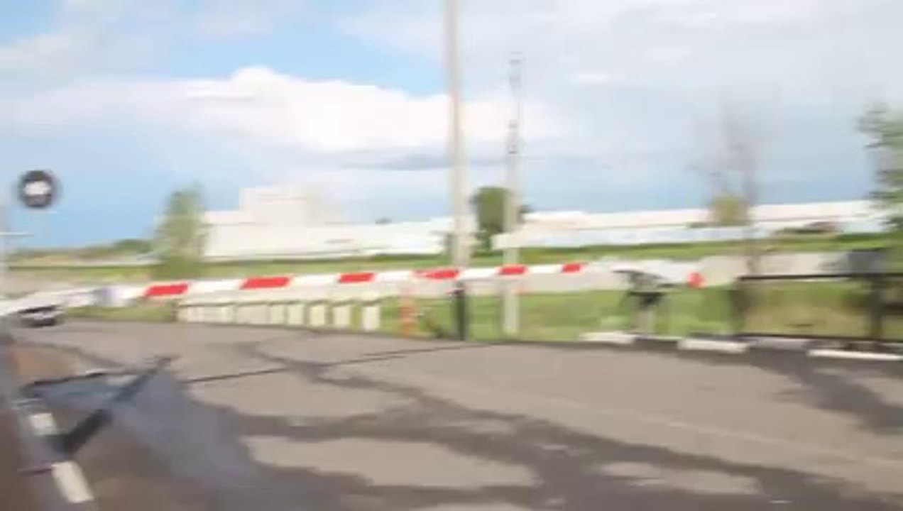 Украина Славянск ,Смелый западный журналист лезет под пули снайперов 06,05