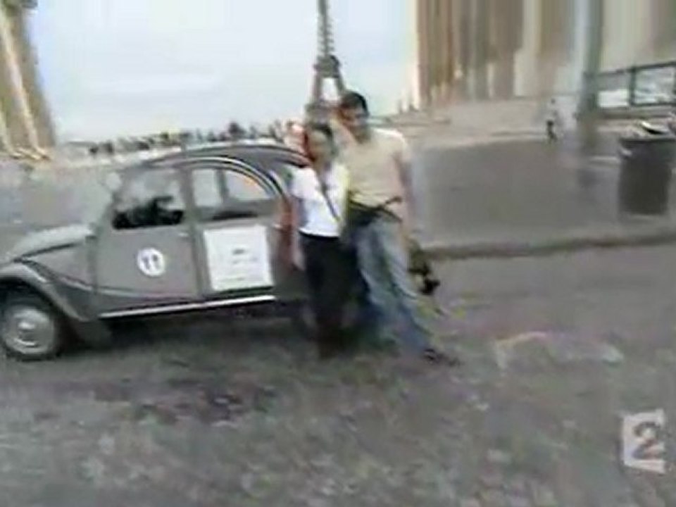 20h France 2 -  Reportage 4 roues sous un parapluie
