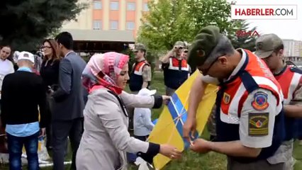 Jandarmalar Lösemili Çocuklarla Uçurtma Uçurdu