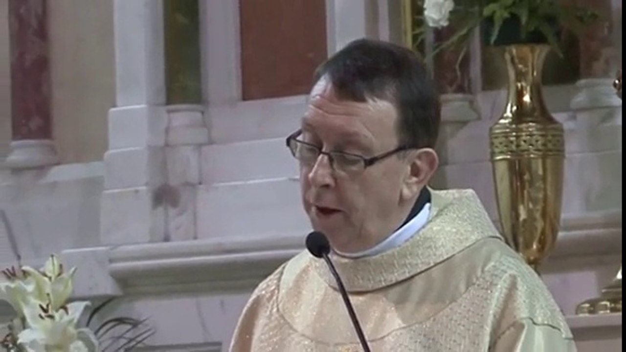 Priest Sings Hallelujah For Bride and Groom During Wedding - video  Dailymotion