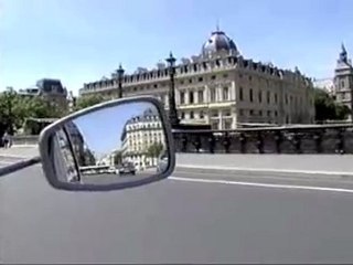 Voyage Infos - Reportage 4 roues sous un parapluie