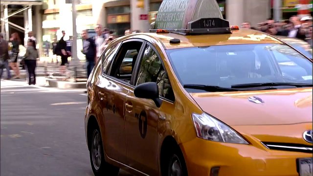 Peyton Manning lance à travers la fenêtre d'un taxi