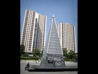 Paris (75) : visite de la cité "Place des Fêtes"