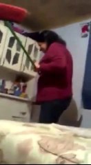 Broma de un raton a la madre