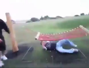 Tourner rapidement dans un hamac pour enfant