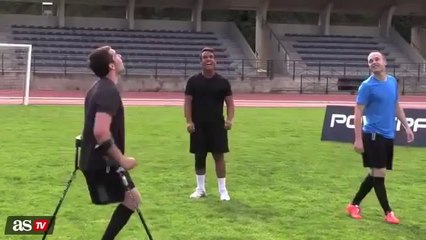 Barca's Iniesta plays keepy-uppy with one legged footballer Nico Calabria