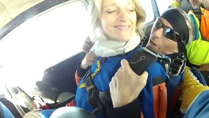 ▶ Florence fait un saut en parachute tandem