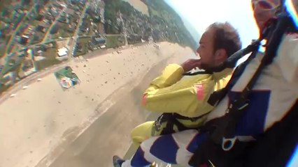 ▶ Deauville  le saut en parachute d'Edouard