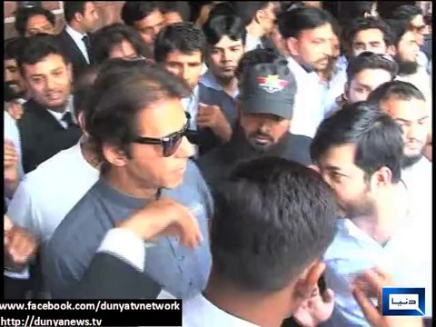 Dunya News-PTI workers scuffle with police and lawyers on Imran Khan's arrival in Lahore High Court
