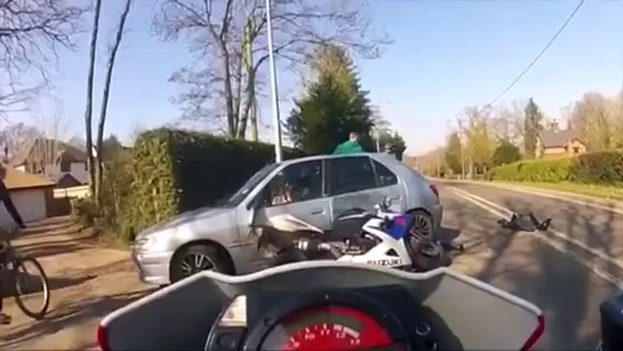 Motorbike crash - Birden önüne atladı ...