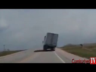 Rüzgar TIR'ı kağıt gibi böyle savurdu