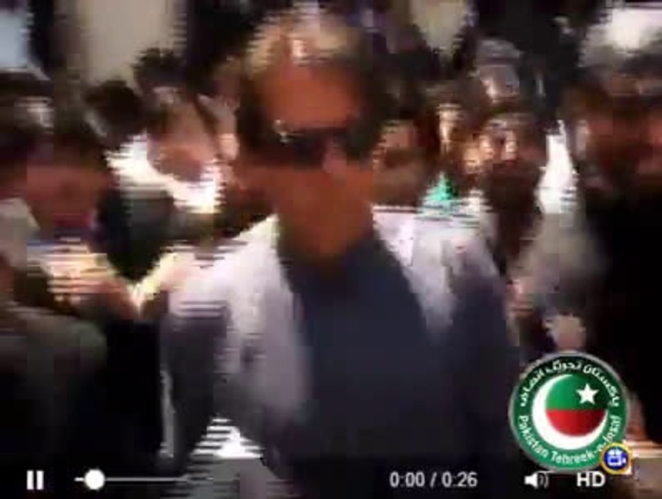 Imran Khan refuses to answer Geo Reporter - By saying Geo sey Boycott hai