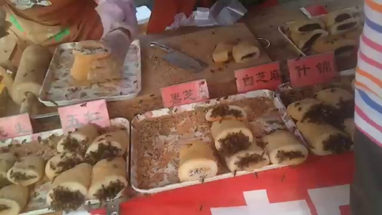 Travail de la pâte au milieu des abeilles (chine)