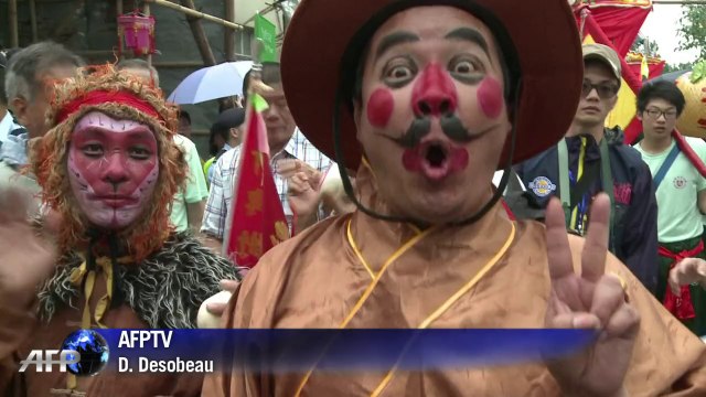 Hongkongers climb bun towers in Cheung Chau festival