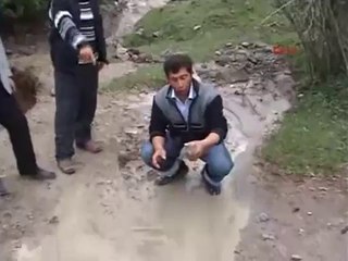 Posof'ta HES kanalı patladı, balıklar telef oldu