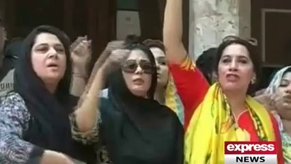 Imran Khan refuses to answer Geo reporter Because of the Boycott