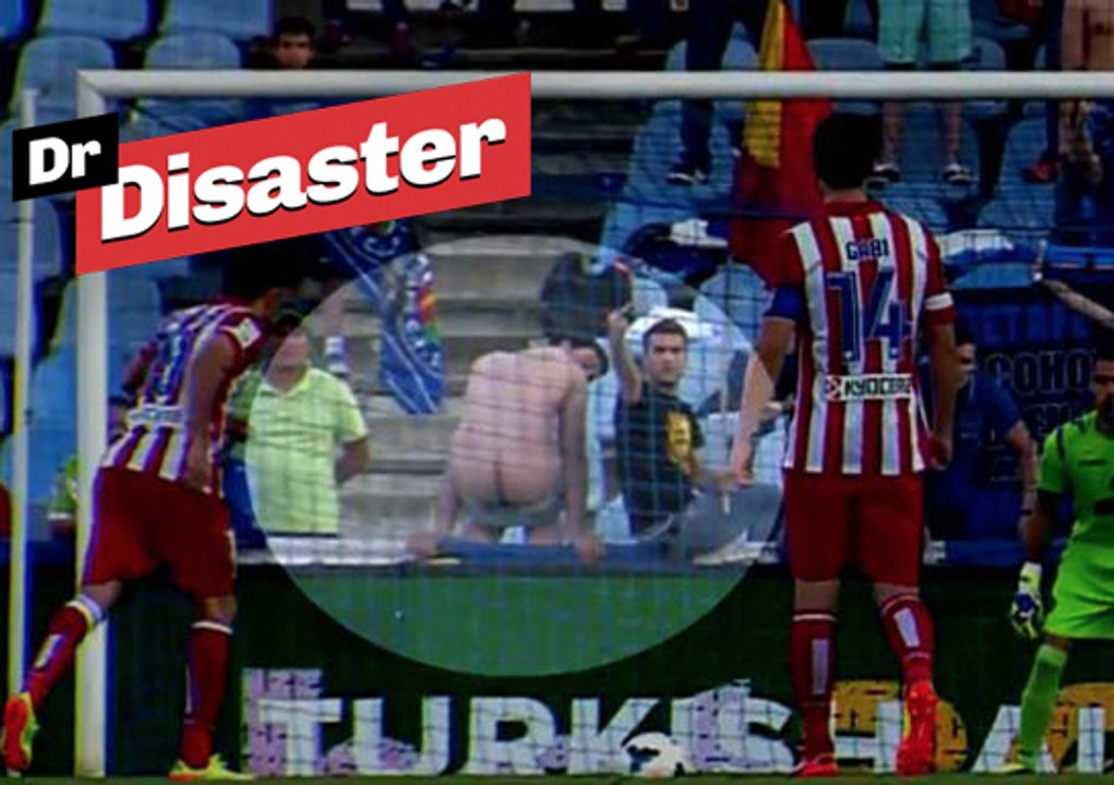 Diego Costa perturbé par les fesses d'un supporter / Dr Disaster