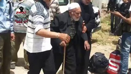 Humus, Daru'l Kebîra. Kuşatmadan kurtulan yaşlılardan birisi.. - حمص-الدار الكبيرة أحد الخارجين من الحصار طاعن في السن 7-5-2014