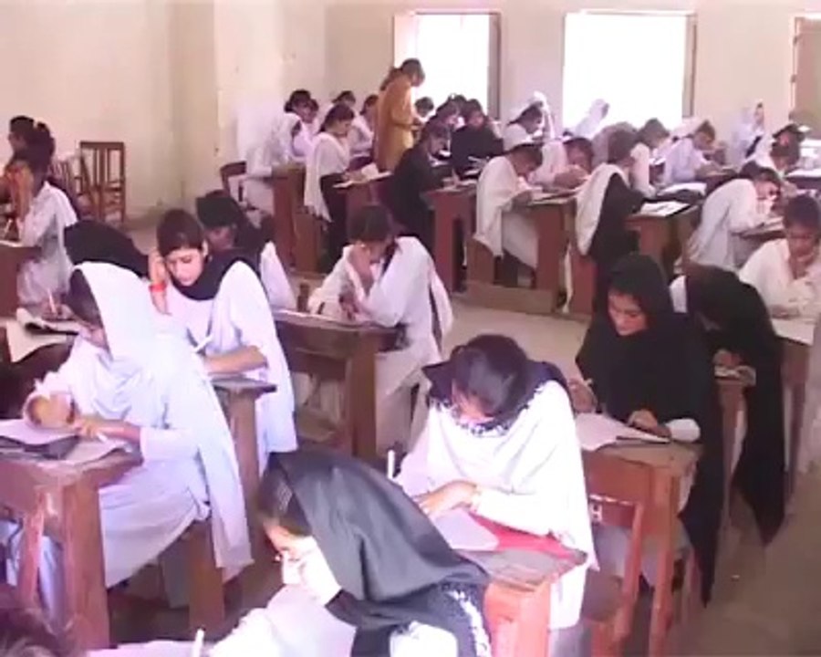 واہ جی واہ - لاڑکانہ میں لڑکیاں سرعام سالانہ پرچوں میں نقل کر رہی ہیں-Tezabi Video
