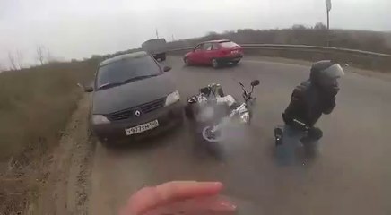 Motociclista tenta ultrapassagem e se dá mal em estrada russa