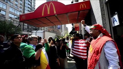 Convocan a huelga global de comida rápida