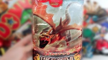 Opening A Pokemon X and Y Charizard Mega Battle Pack