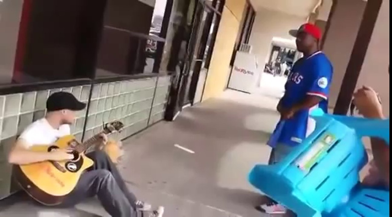 Desconhecidos improvisam música na rua