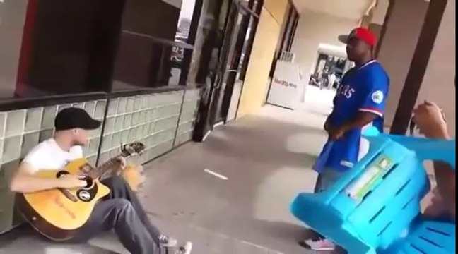 Desconhecidos improvisam música na rua